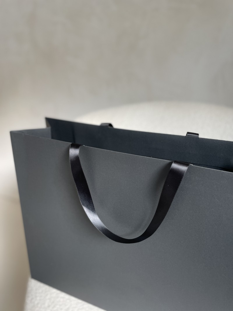 Sac papier Luxe Noir - poignées noires - L (45x14x35cm)