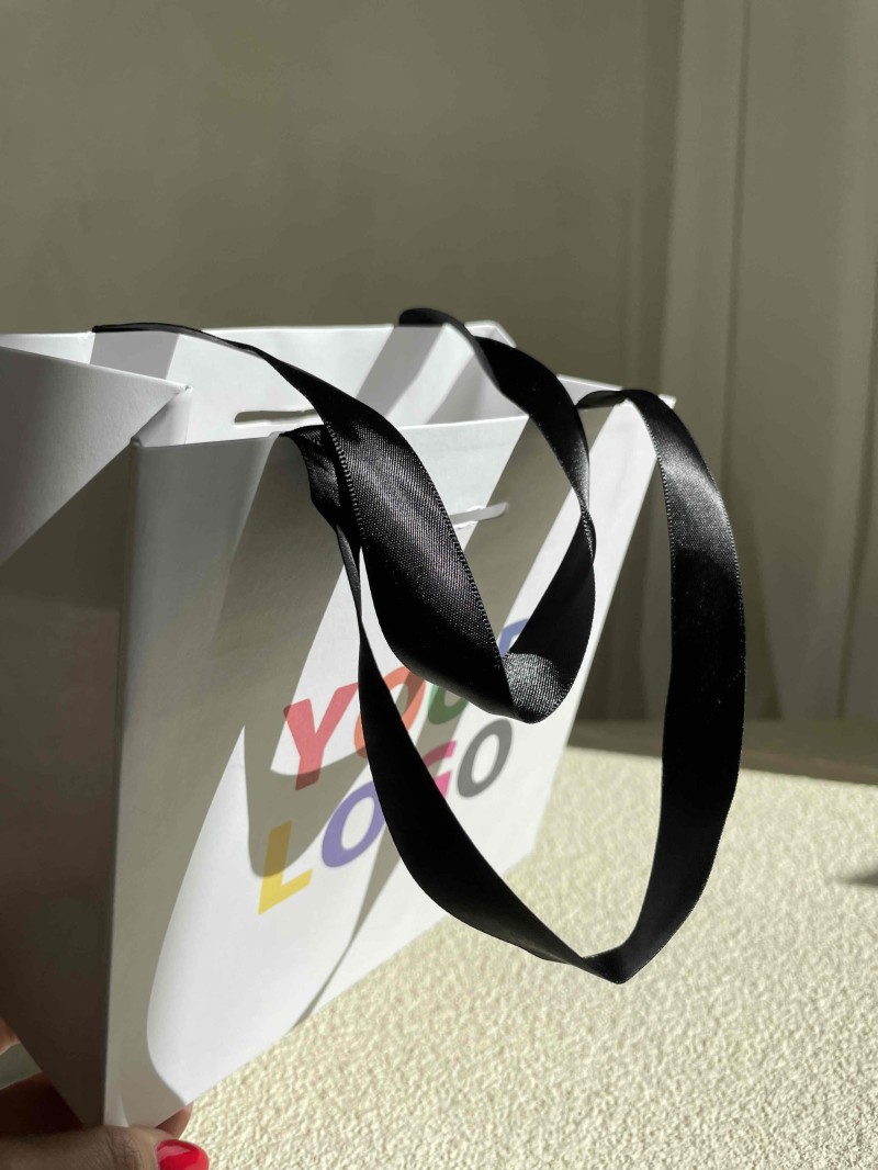 Sac papier Luxe Blanc - poignées noires - XS (16x8x16cm)