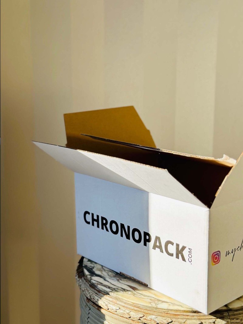 Shipping box with adhesive closure - White M