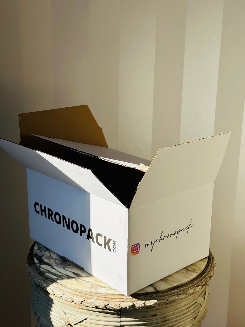 Shipping box with adhesive closure - White M