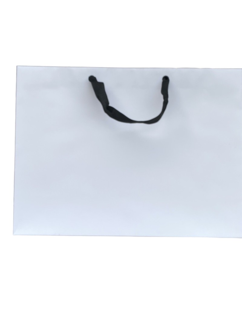 Weiße Papiertragetasche mit schwarzen Satinhenkeln