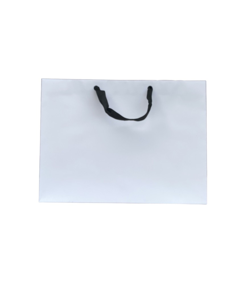 Weiße Papiertragetasche mit schwarzen Satinhenkeln
