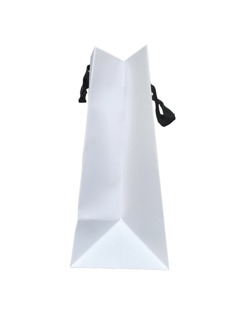 Weiße Papiertragetasche mit schwarzen Satinhenkeln