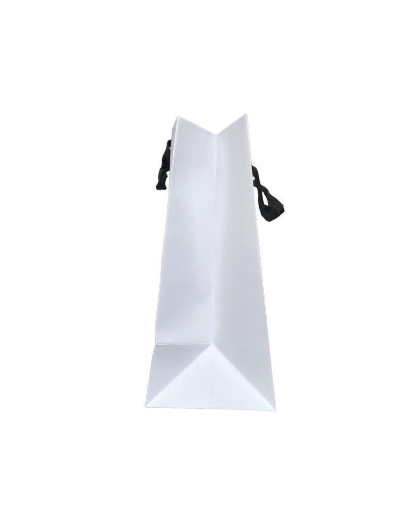 Weiße Papiertragetasche mit schwarzen Satinhenkeln