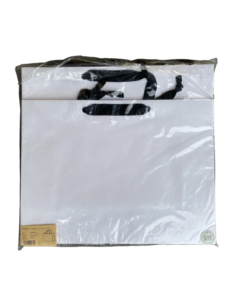 Weiße Papiertragetasche mit schwarzen Satinhenkeln