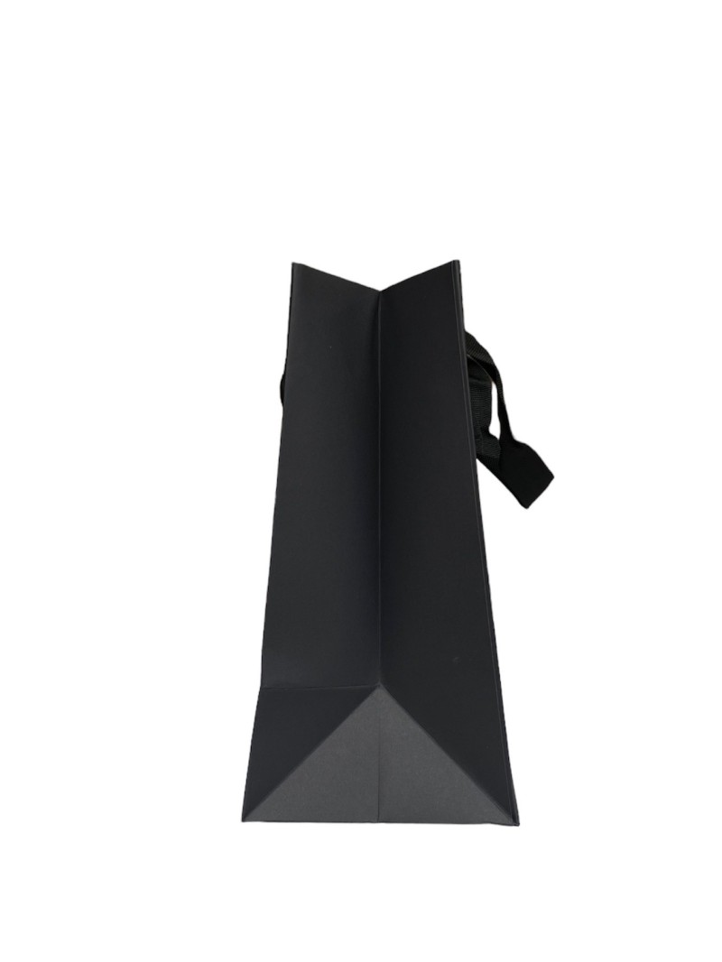 Schwarze Papiertragetasche mit schwarzen Satinbändern