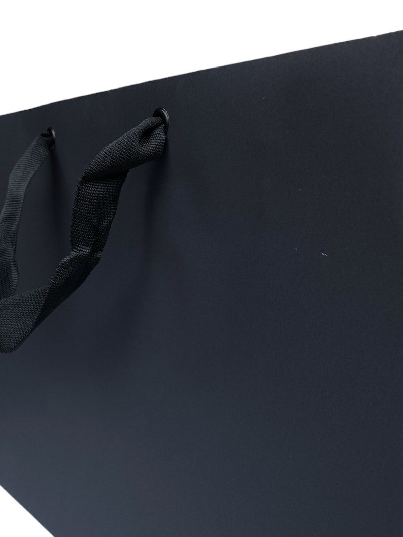 Schwarze Papiertragetasche mit schwarzen Satinbändern