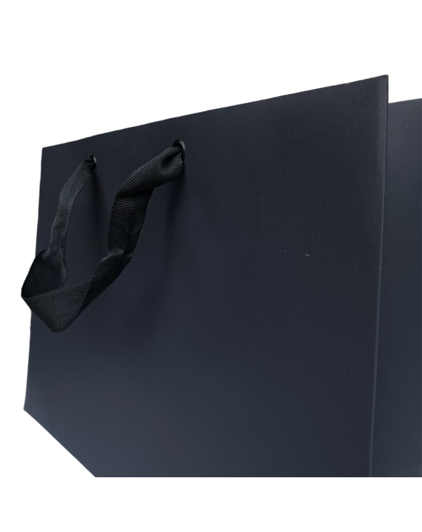 Schwarze Papiertragetasche mit schwarzen Satinbändern