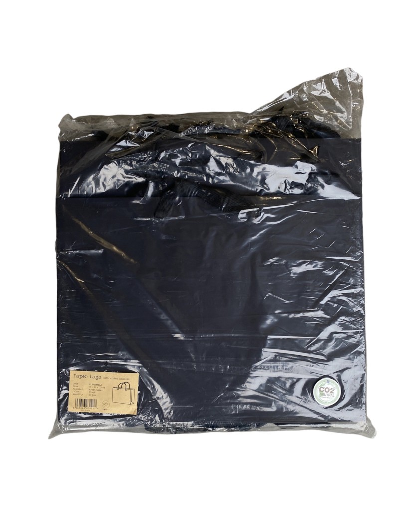 Schwarze Papiertragetasche mit schwarzen Satinbändern