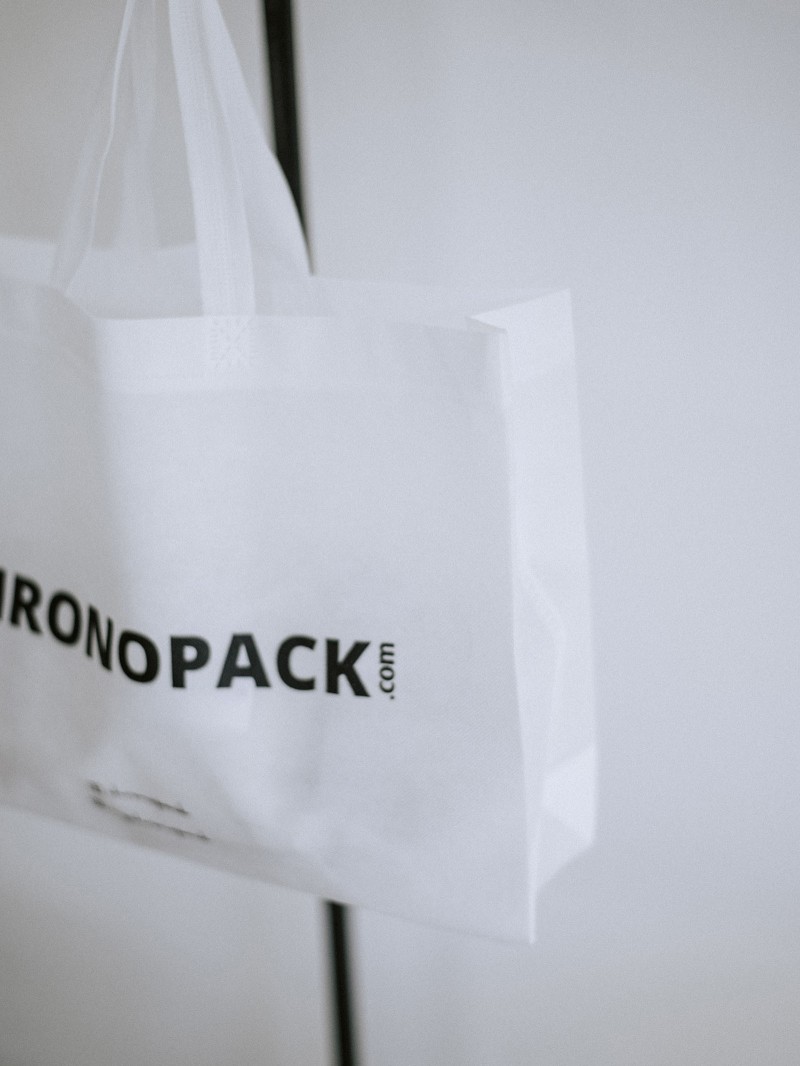 Low-cost, eco-friendly personalized white fabric bag