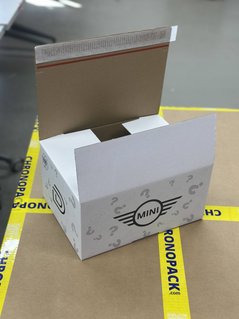 Shipping box with adhesive closure - White M