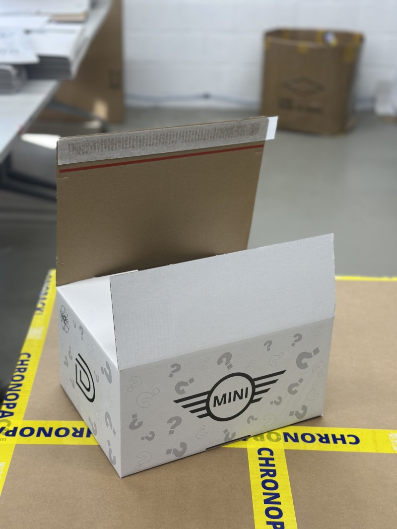 Shipping box with adhesive closure - White M