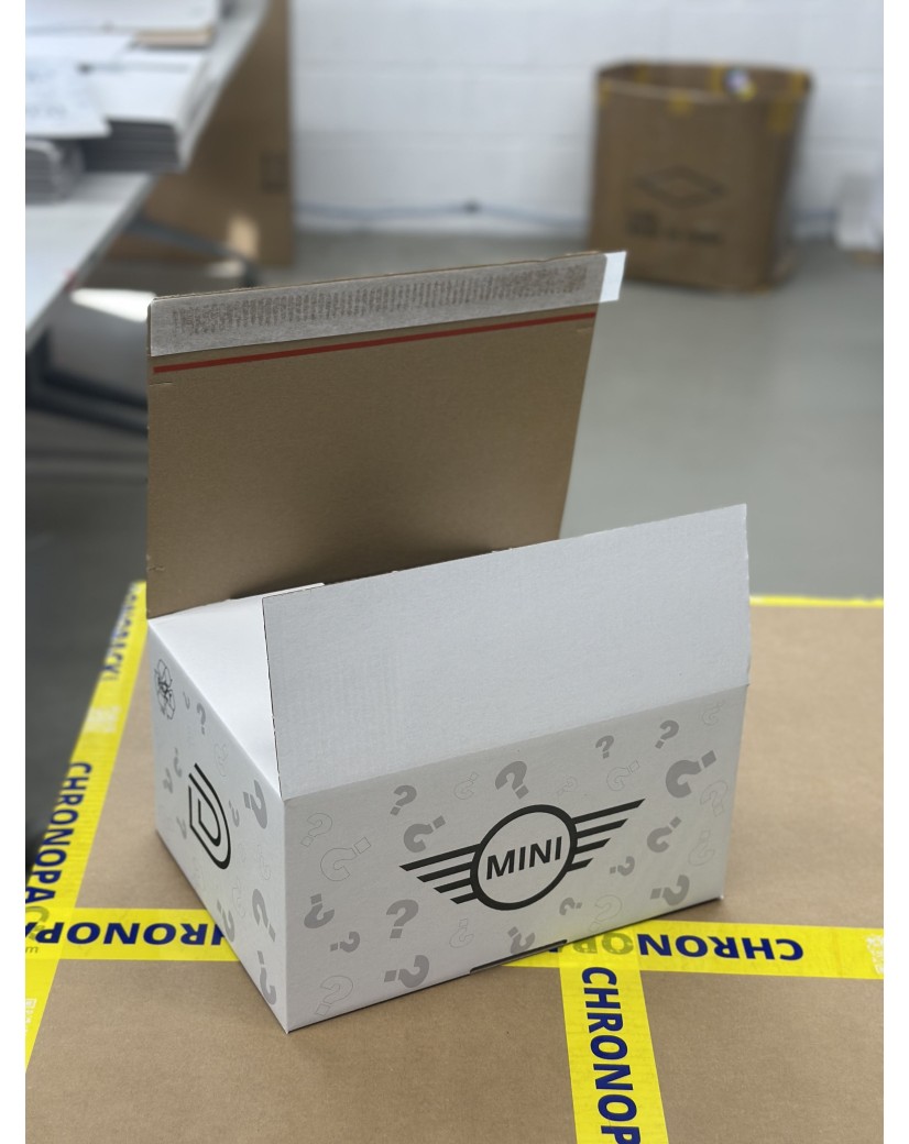 Shipping box with adhesive closure - White M